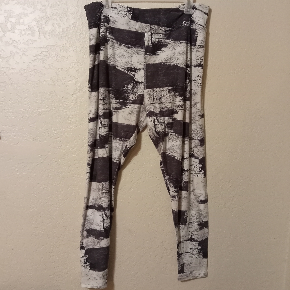 🛍 3/$12 LULAROE Tall and Curvy Legging